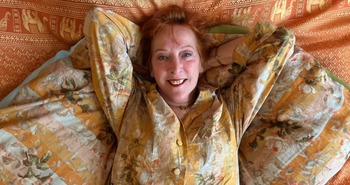 251204 Loes Luca in bed350